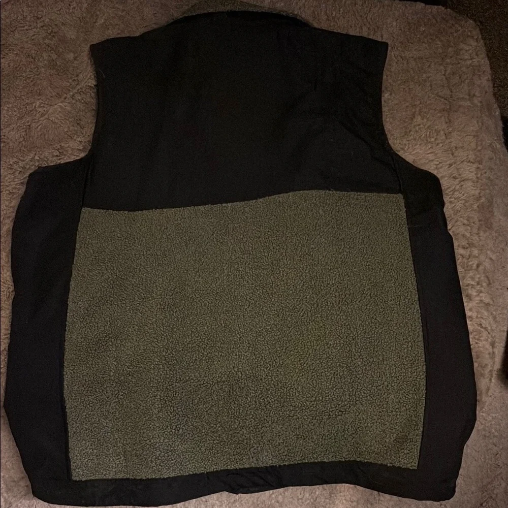 Men's UNDER ARMOUR Vest with zippered cell phone pocket. - Picture 3 of 3